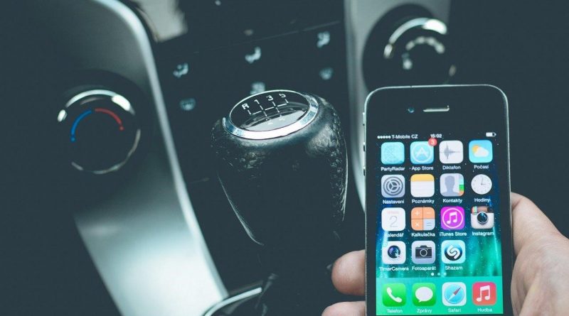 Hit the Road! 4 Useful Apps for Those Who Travel by Car